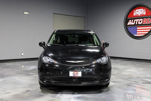 Brilliant Black Crystal Pearlcoat 2023 Chrysler Voyager LX
