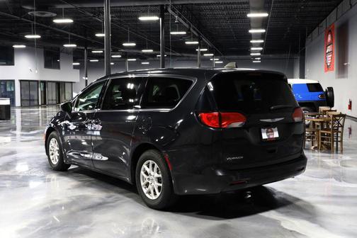 Brilliant Black Crystal Pearlcoat 2023 Chrysler Voyager LX
