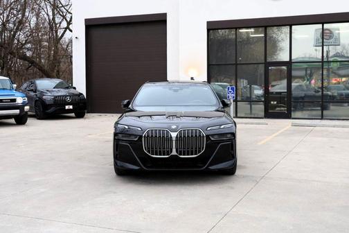 2023 BMW 740 i