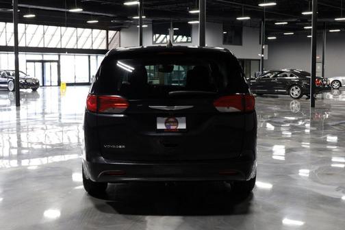 Brilliant Black Crystal Pearlcoat 2023 Chrysler Voyager LX