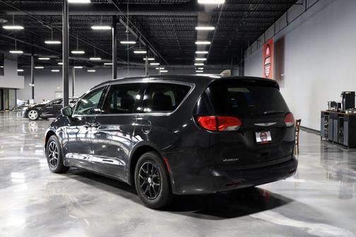Brilliant Black Crystal Pearlcoat 2023 Chrysler Voyager LX