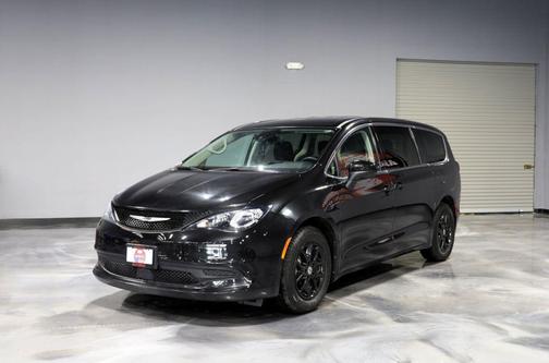 Brilliant Black Crystal Pearlcoat 2023 Chrysler Voyager LX