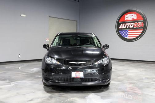 Brilliant Black Crystal Pearlcoat 2023 Chrysler Voyager LX