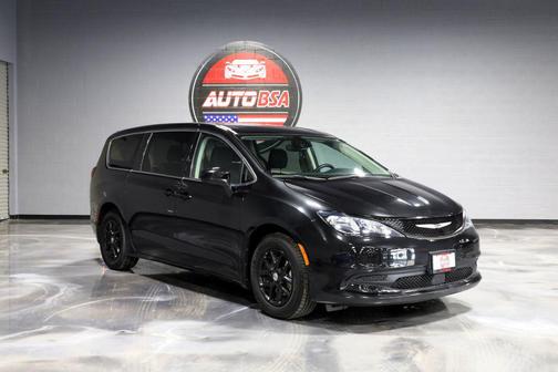 Brilliant Black Crystal Pearlcoat 2023 Chrysler Voyager LX
