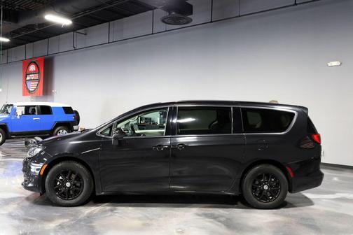 Brilliant Black Crystal Pearlcoat 2023 Chrysler Voyager LX
