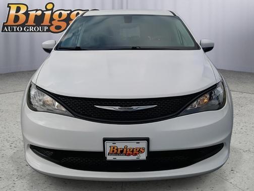 Bright White Clearcoat 2022 Chrysler Voyager LX