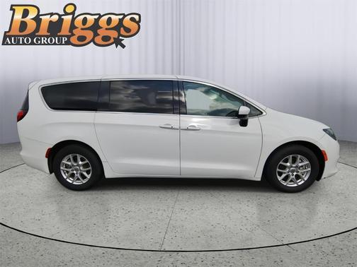 Bright White Clearcoat 2022 Chrysler Voyager LX