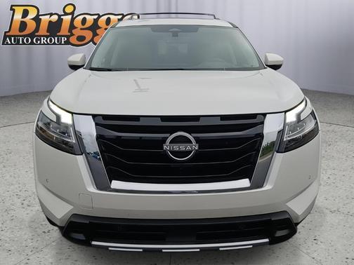 White 2024 Nissan Pathfinder Platinum