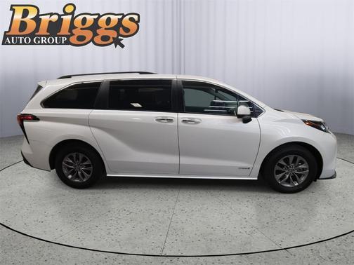 2021 Toyota Sienna XLE
