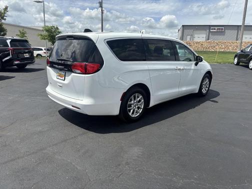 Bright White Clearcoat 2023 Chrysler Voyager LX