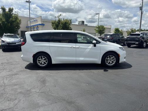 Bright White Clearcoat 2023 Chrysler Voyager LX
