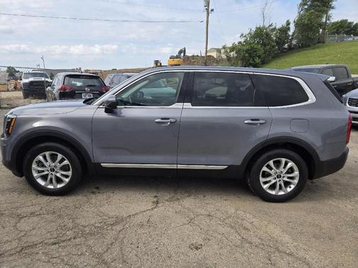 Everlasting Silver 2022 Kia Telluride LX