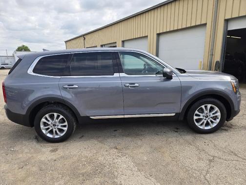 Everlasting Silver 2022 Kia Telluride LX