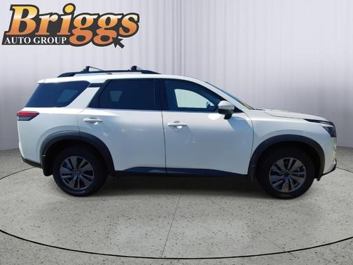 2024 Nissan Pathfinder SV
