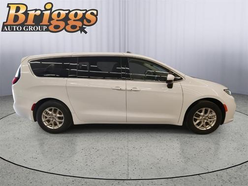 Bright White Clearcoat 2023 Chrysler Pacifica Touring-L
