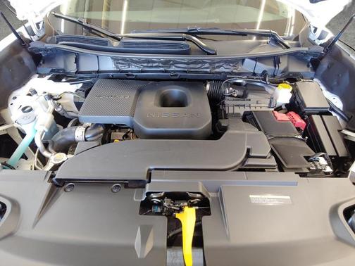 White / Black 2025 Nissan Murano SL