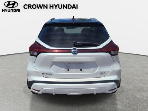 Aspen White/Super Black 2021 Nissan Kicks SV