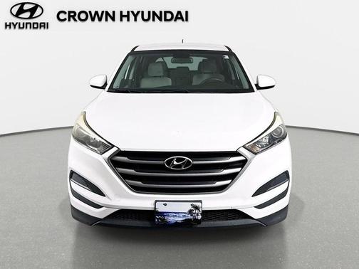 Dazzling White 2018 Hyundai TUCSON SE
