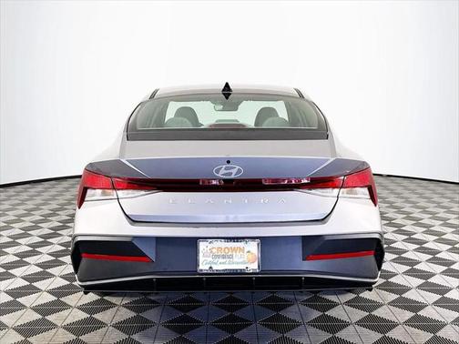 2025 Hyundai ELANTRA SE