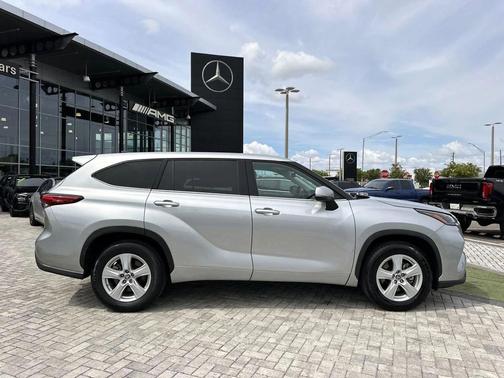 2022 Toyota Highlander LE