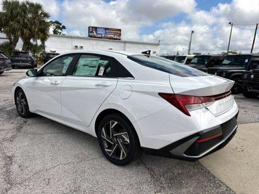 2025 Hyundai ELANTRA SEL