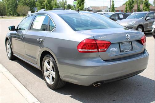 2013 Volkswagen Passat 2.0 TDI SE w/ Sunroof