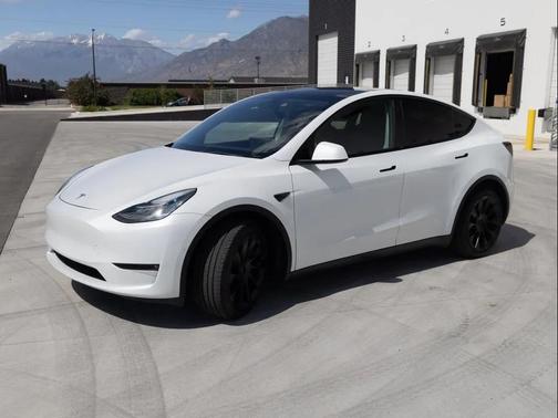 Pearl White Multi-Coat 2022 Tesla Model Y Long Range Dual Motor All-Wheel Drive