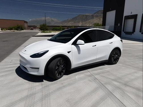 Pearl White Multi-Coat 2023 Tesla Model Y Performance Dual Motor All-Wheel Drive