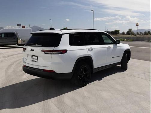 Bright White Clearcoat 2023 Jeep Grand Cherokee L Altitude