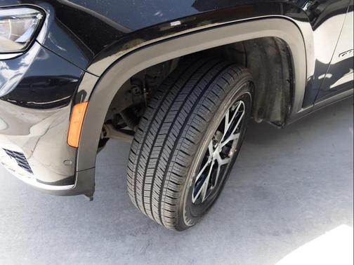 Diamond Black Crystal Pearlcoat 2024 Jeep Grand Cherokee L Limited