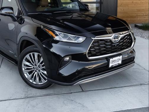 Midnight Black Metallic 2024 Toyota Highlander Hybrid Platinum