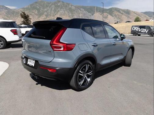 2022 Volvo XC40 T5 R-Design