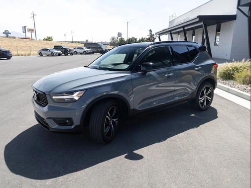2022 Volvo XC40 T5 R-Design