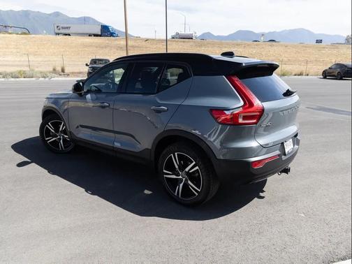 2022 Volvo XC40 T5 R-Design