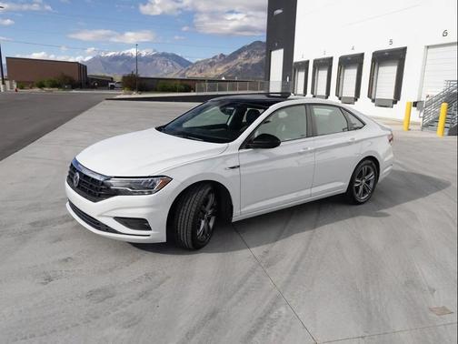 Pure White 2021 Volkswagen Jetta 1.4T R-Line