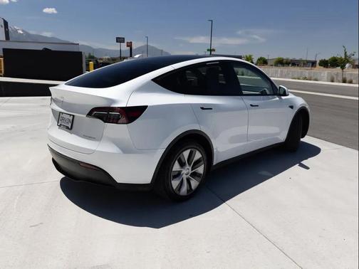 Pearl White Multi-Coat 2023 Tesla Model Y Long Range Dual Motor All-Wheel Drive