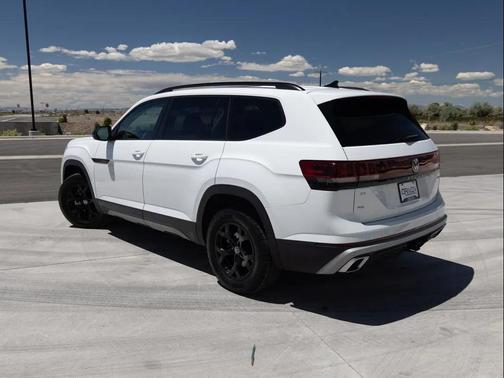 Pure White 2024 Volkswagen Atlas 2.0T SE w/Technology 4MOTION