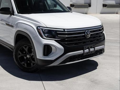 Pure White 2024 Volkswagen Atlas 2.0T SE w/Technology 4MOTION