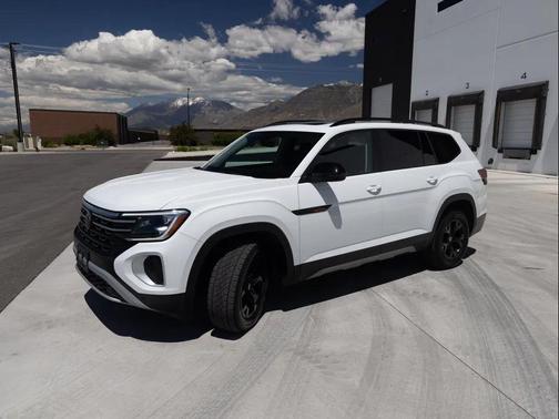 Pure White 2024 Volkswagen Atlas 2.0T SE w/Technology 4MOTION