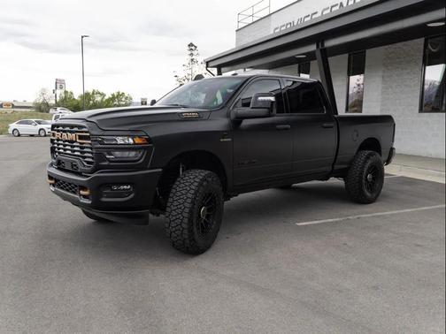 Diamond Black Crystal Pearlcoat 2025 RAM 2500 Big Horn Crew Cab 4x4 6'4' Box