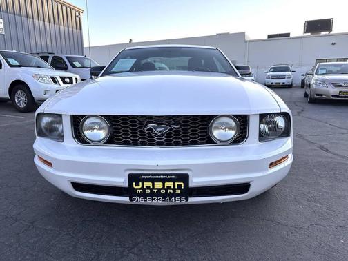 2007 Ford Mustang Deluxe