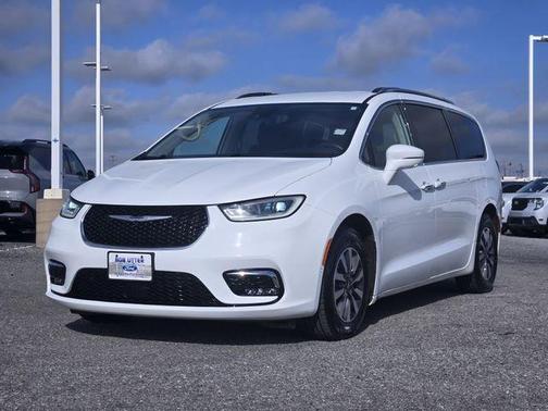 Bright White Clearcoat 2021 Chrysler Pacifica Touring-L