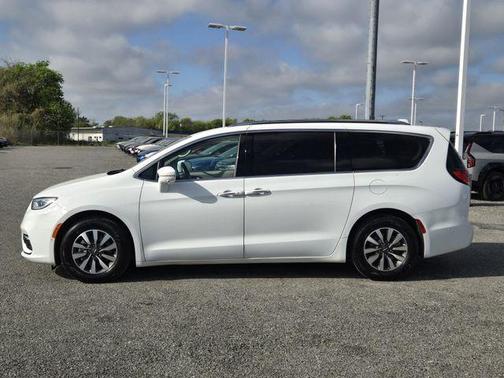 Bright White Clearcoat 2021 Chrysler Pacifica Touring-L