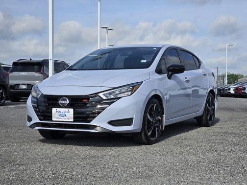 Gray Sky Pearl 2024 Nissan Versa 1.6 SR