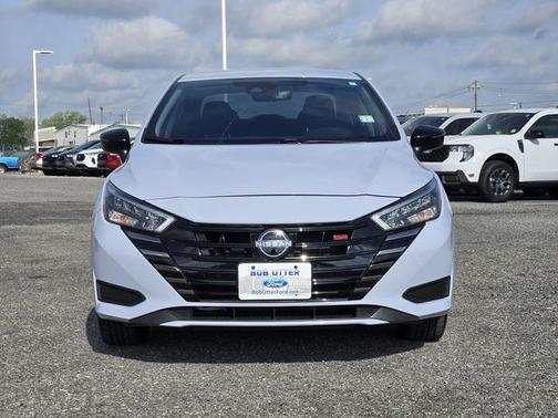 Gray Sky Pearl 2024 Nissan Versa 1.6 SR