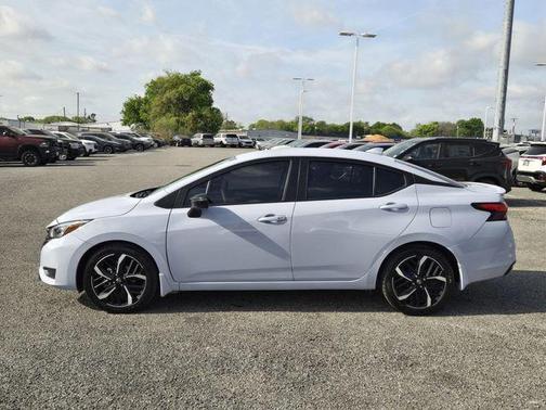 Gray Sky Pearl 2024 Nissan Versa 1.6 SR