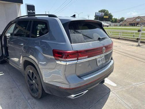 Platinum Gray Metallic 2024 Volkswagen Atlas 2.0T SE w/Technology