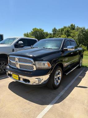 Brilliant Black Crystal Pearlcoat 2016 RAM 1500 Laramie