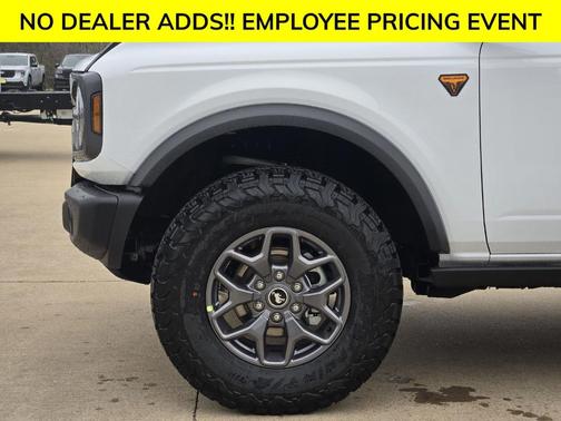 Oxford White 2025 Ford Bronco Badlands