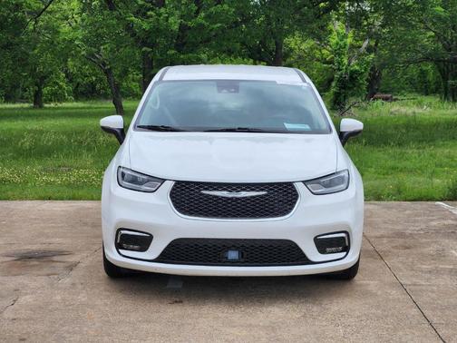 Bright White Clearcoat 2023 Chrysler Pacifica Touring-L